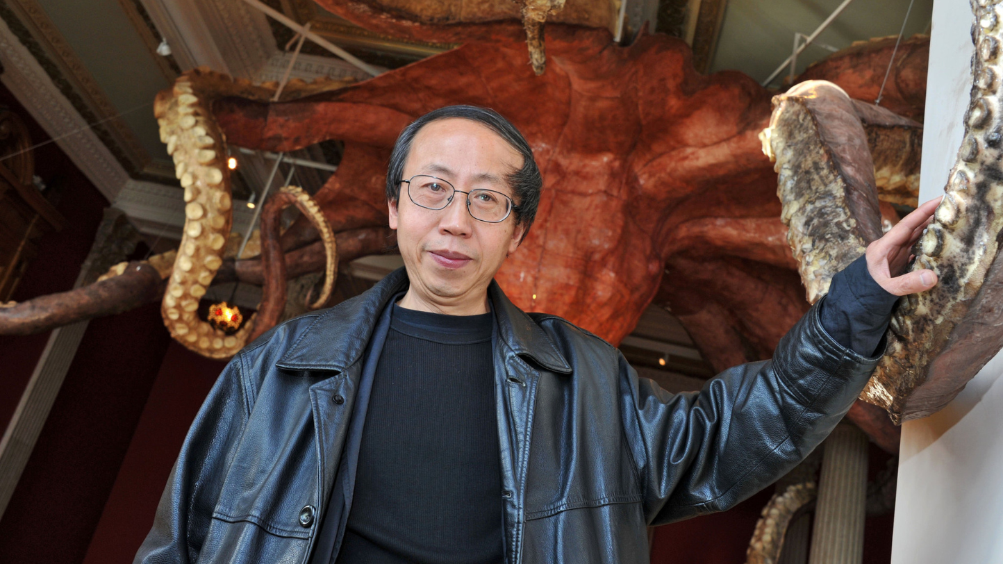 Quem foi o artista contemporâneo Huang Yong Ping? | P55 Magazine | p55-art-auctions