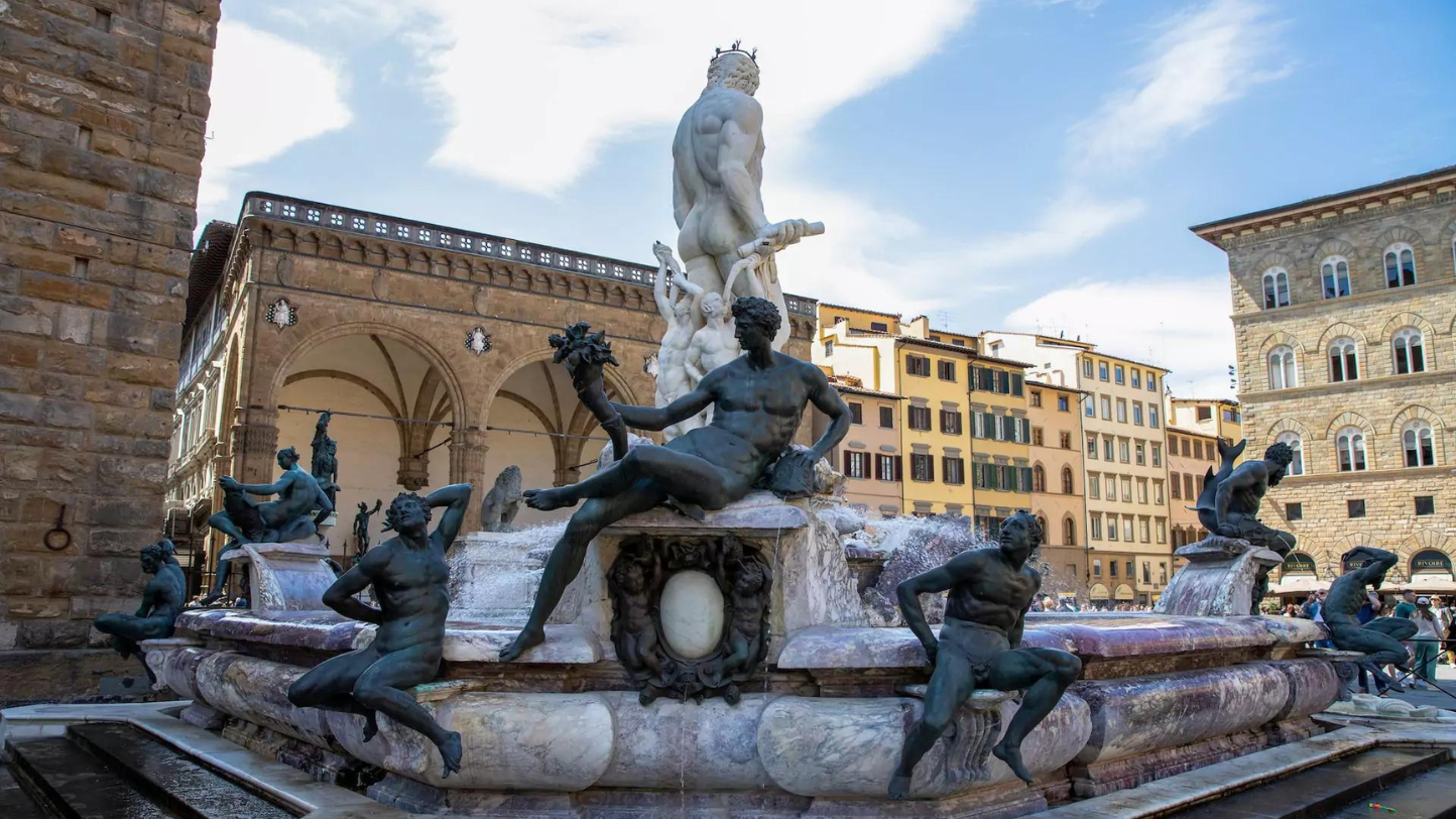 Turista danifica estátua de Neptuno a posar para uma selfie | P55 Magazine | p55-art-auctions