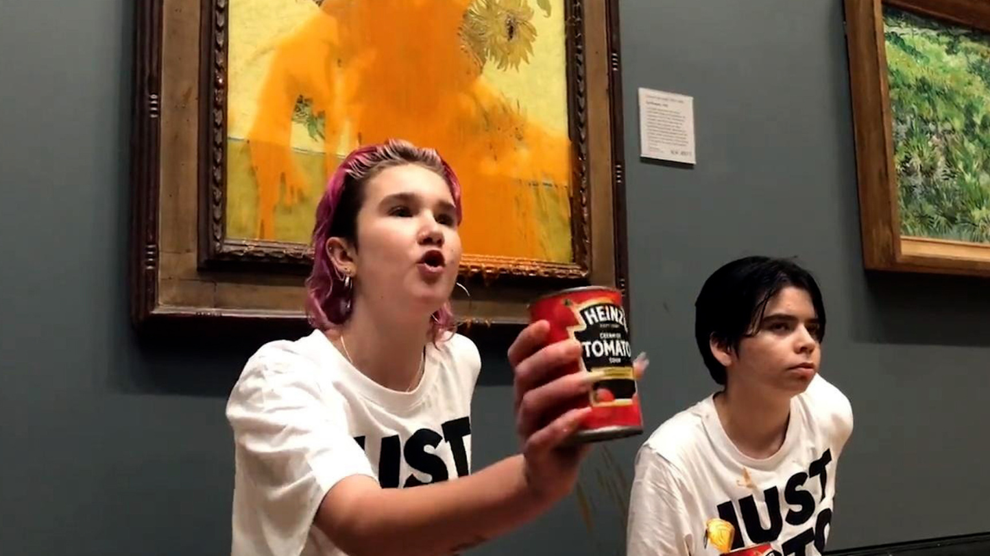 Ativistas climáticos atiram sopa de tomate na pintura de Van Gogh em Londres, acabando por aumentar raiva e confusão | P55 Magazine | p55-art-auctions