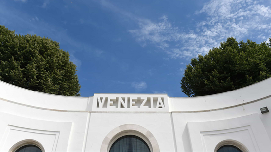 Die Biennale von Venedig 2024 trägt den Titel „Ausländer überall“