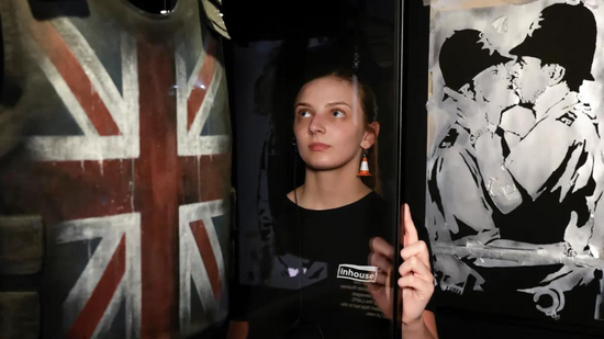 Exposição de Banksy em Glasgow atrai multidões