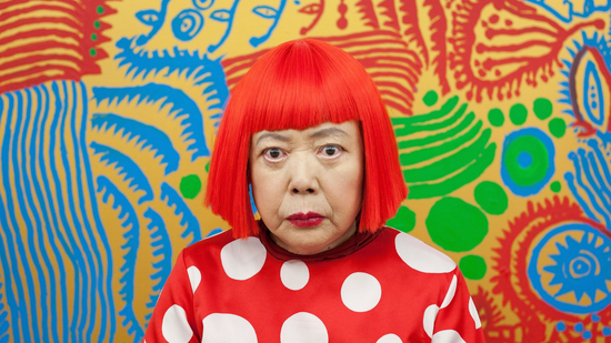Wie wurde der Künstler Yayoi Kusama so berühmt?