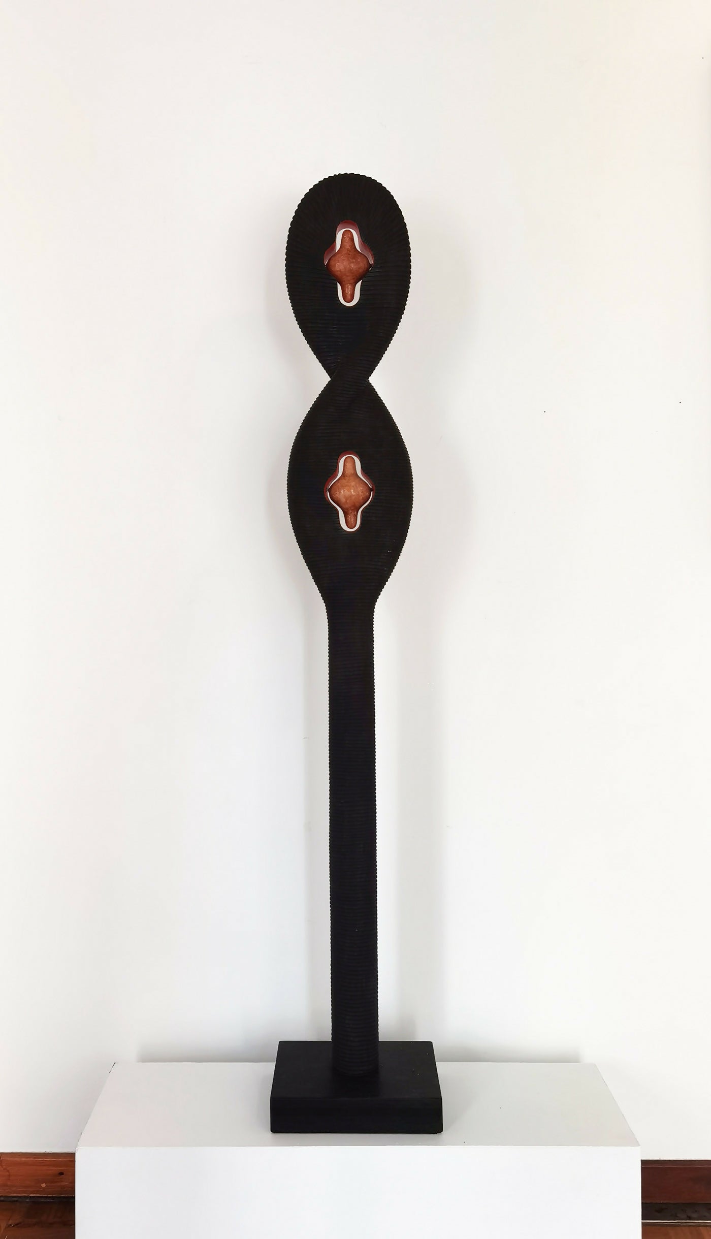 Xico-Lucena-escultura-em-xisto-negro-146-x-25-x-19-cm